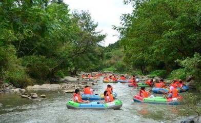 旅游重头戏漂流登场，机车美女共庆月亮湾房车开营